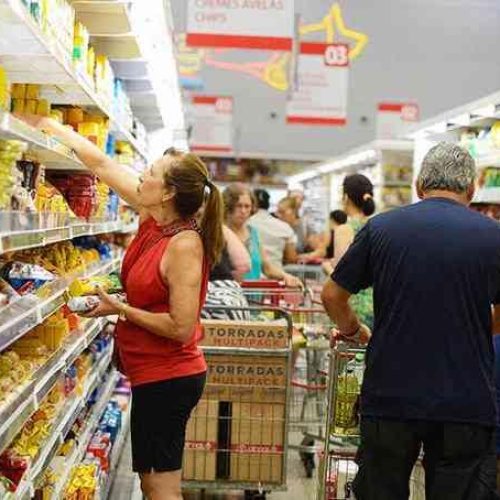 Economia: com alimentos e energia caros, pobres sentem o triplo de inflação que os ricos