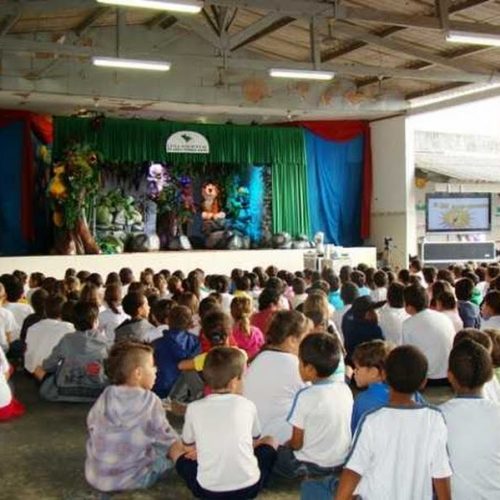 Alunos da rede municipal de ensino participam de teatro sobre reciclagem
