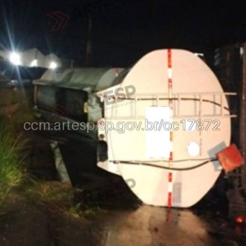 Tombamento de bitrem interdita alça da rodovia Anhanguera no km 148