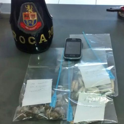 Mulher é presa por desacato a policiais militares e dois menores apreendidos por tráfico de drogas