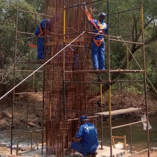 BRK avança com obras da travessia aérea da adutora sobre o ribeirão Santa Rosa, em Porto Ferreira