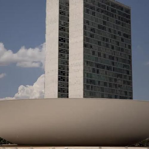Câmara Federal aprova PL com pena para quem divulgar imagens de nudez geradas por IA