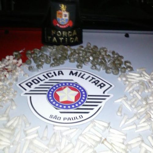 PM apreende 189 pinos com cocaína, 150 pedras de crack e 89 invólucros com maconha