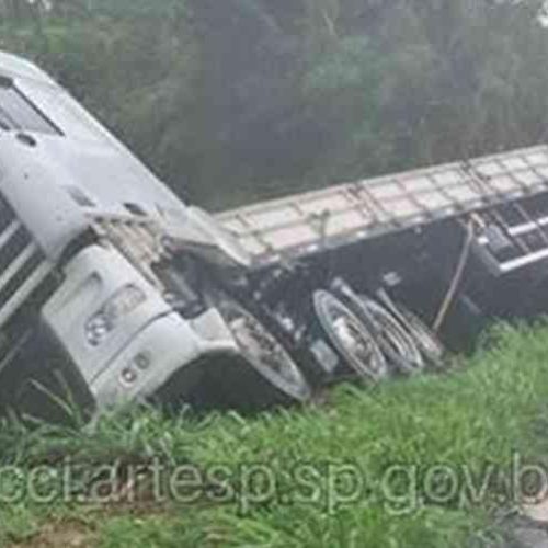 Santa Rita do Passa Quatro: após acidente em rodovia, carreta despenca em ribanceira