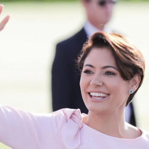 Michelle Bolsonaro desponta como possível candidata à Presidência com apoio do ex-presidente