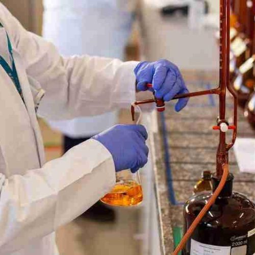 Mais de 2 mil análises laboratoriais/ano são feitas para garantir eficiência do tratamento de esgoto
