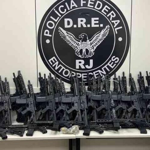 PF apreende 47 fuzis em mansão localizada em condomínio de luxo na cidade do Rio de Janeiro