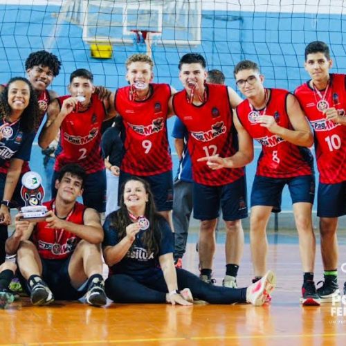 Equipe de vôlei masculino infantojuvenil de Porto Ferreira conquista terceiro lugar na APV Série Pra