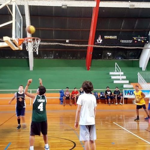 Veja dias, horários e locais de aulas gratuitas de vôlei, basquete e ginástica artística