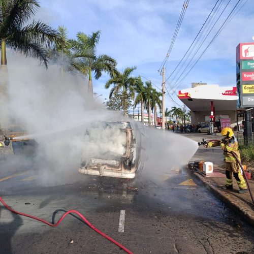 Incêndio destrói veículo e mobiliza bombeiros no interior de MG