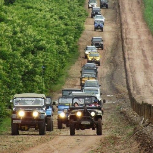 Jeepeiros visitam o distrito de Santa Eudóxia