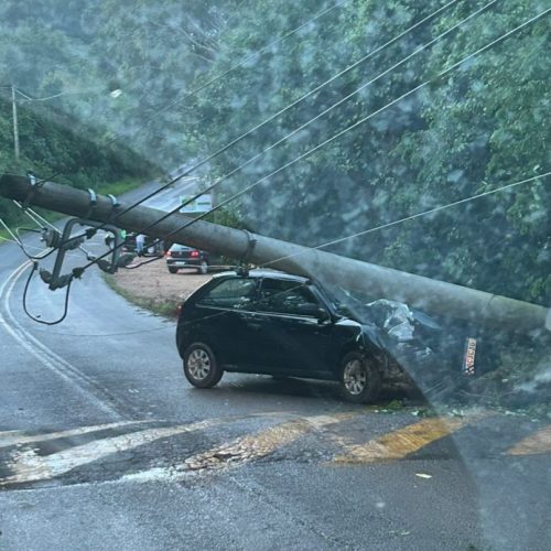 Veículo atinge poste e causa transtornos em estrada rural