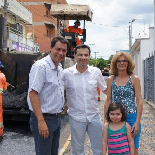 Dr. Maurício e Élcio Arruda visitam obras de recapeamento da Rua 29 de Julho