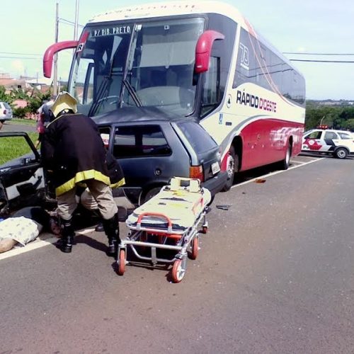 Homem de 50 anos anos morre após colisão de carro e ônibus em trevo de Porto Ferreira