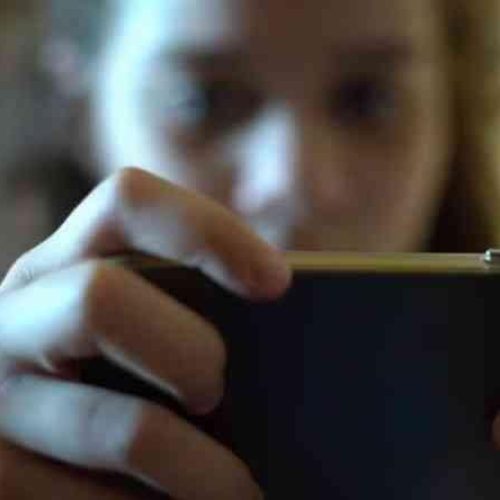 Agora é para valer! Austrália aprova proibição de redes sociais para menores de 16 anos