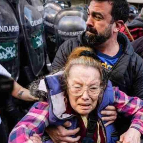 Crise econômica na Argentina leva aposentados para a linha de frente contra a pobreza crescente