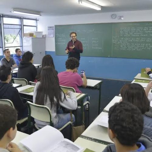 Câmara Federal aprova Projeto de Lei que proíbe escolas de recusar matrículas; PL vai para o Senado
