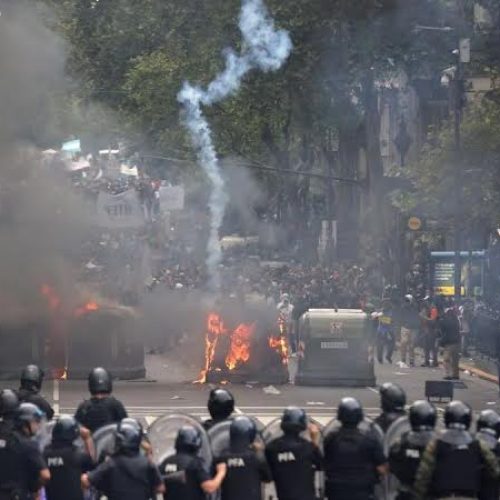 Argentina em Crise: Idosos Abandonados e Reprimidos em Protestos Violentos