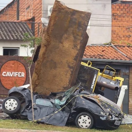 Idoso morre após trator se soltar de caminhão e cair sobre um carro no interior de SP