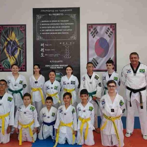 Alunos da Academia Osni Martins de Taekwondo celebram graduação em Porto Ferreira.