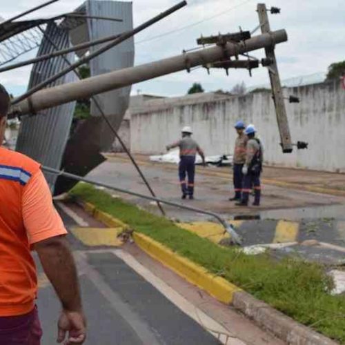 Chuvas de ontem a noite causam estragos em vias públicas em Porto Ferreira