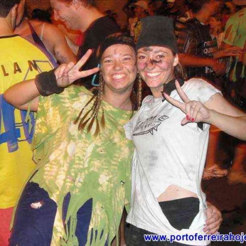 Multidão acompanha o Bróco do Burro na abertura do Carnaval de Rua 2012