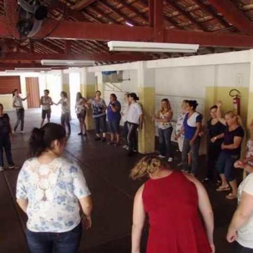 Merendeiras de nova empresa contratada pela Prefeitura passam por treinamento