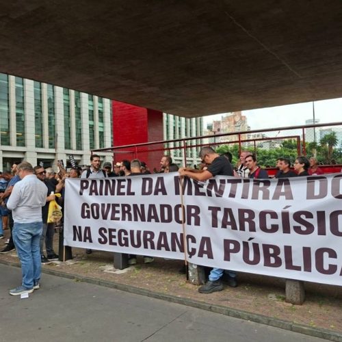 Protesto de policiais civis de SP pressiona Governador Tarcísio por melhores salários e Lei Orgânica da Carreira