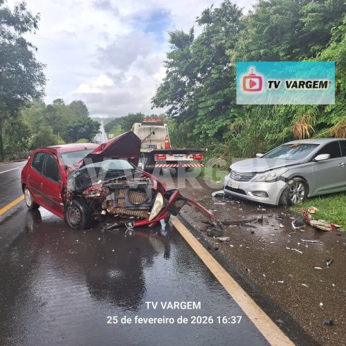 Ultrapassagem termina em colisão e deixa dois feridos na SP-344