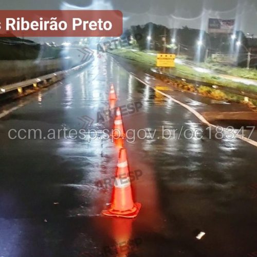 Erosão fecha totalmente trecho da SP-101 e causa transtornos no trânsito