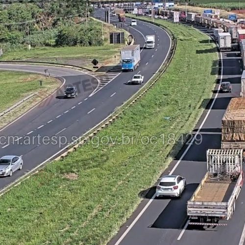 Colisão entre caminhões provoca congestionamento no Km 150 da SP-330