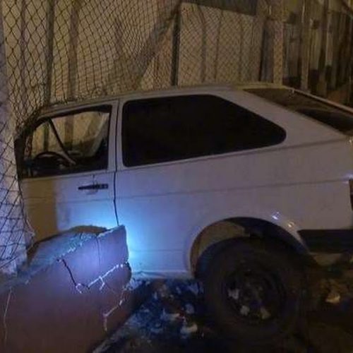 Carro chocou-se contra um muro durante a madrugada desta terça-feira (20)