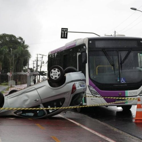 Mulher fica ferida após carro capotar em acidente com ônibus em Ribeirão Preto