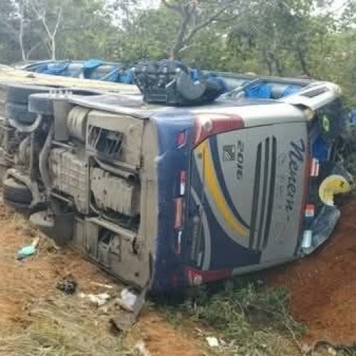 Ônibus que seguia de São Paulo para Pernambuco tomba na BR-251 e deixa dois mortos e dez feridos