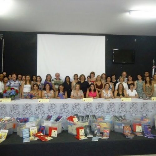 Descalvado – Secretaria da Educação distribui livros a alunos de EMEFs
