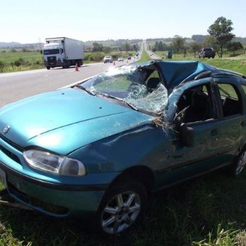 Rodovia Anhanguera: veículo capota e deixa quatro feridos