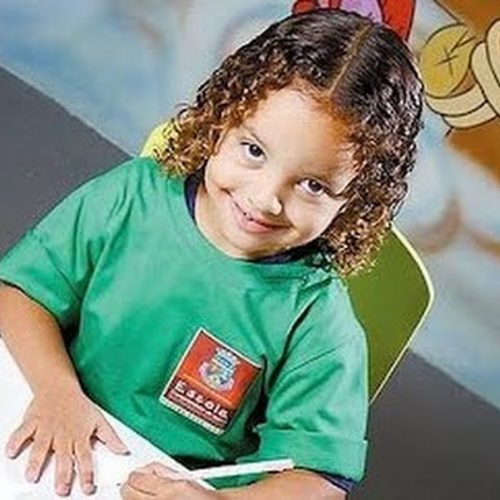 Vitória da Conquista vai monitorar presença em aula através de chip em uniforme