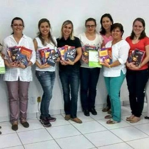 Departamento de Educação entrega livros infanto-juvenis para estudantes