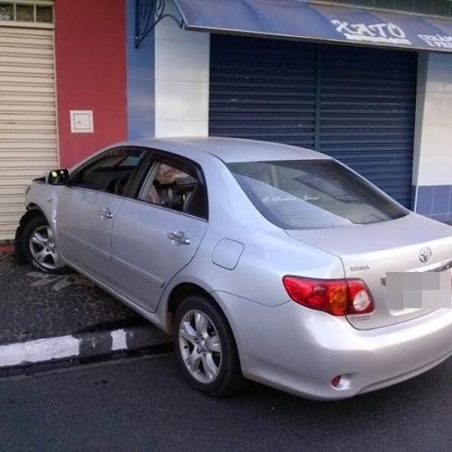Carro roubado é localizado pela PM