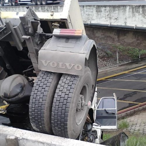 Caminhão bate em proteção da Rodovia Anhanguera e fica pendurado