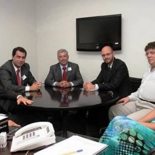 Comitiva entrega a ministro projeto de melhorias para o Conjunto Aquático