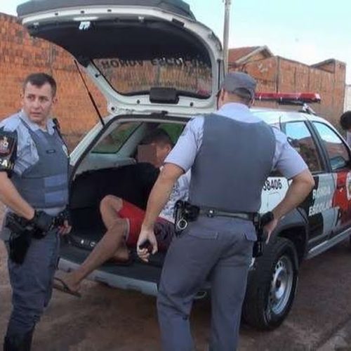 Um homem foi preso e dois menores apreendidos por tráfico de drogas