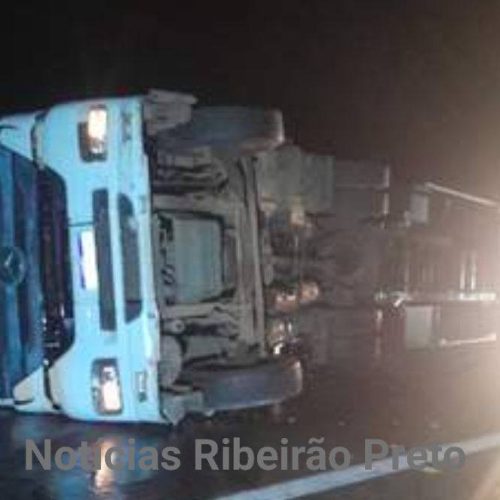 Carreta tomba após colisão e provoca congestionamento no km 366 da SP-326