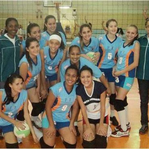 Voleibol do D.E.L./Porto Ferreira jogam pelo campeonato da A.P.V.