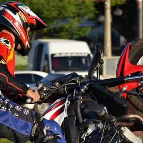 Praticantes de wheeling se reúnem para treino de manobras radicais