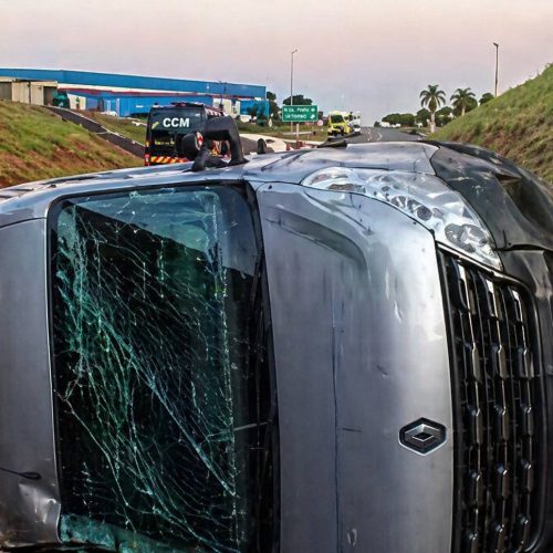 Capotamento após colisão mobiliza resgate na SP-322 em Ribeirão Preto