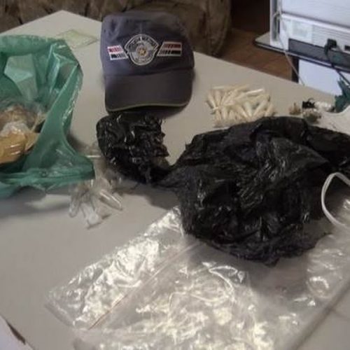 PM apreende entorpecentes e objetos utilizados para o refino de drogas