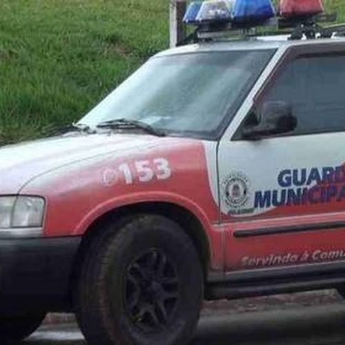Guardas municipais abordam dupla após envolvimento em acidente com bicicleta