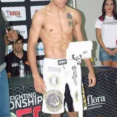 Robinho vence sua segunda luta como profissional de MMA