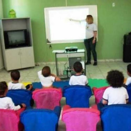 Lousa digital promove aprendizado interativo agora também nas Creches Municipais
